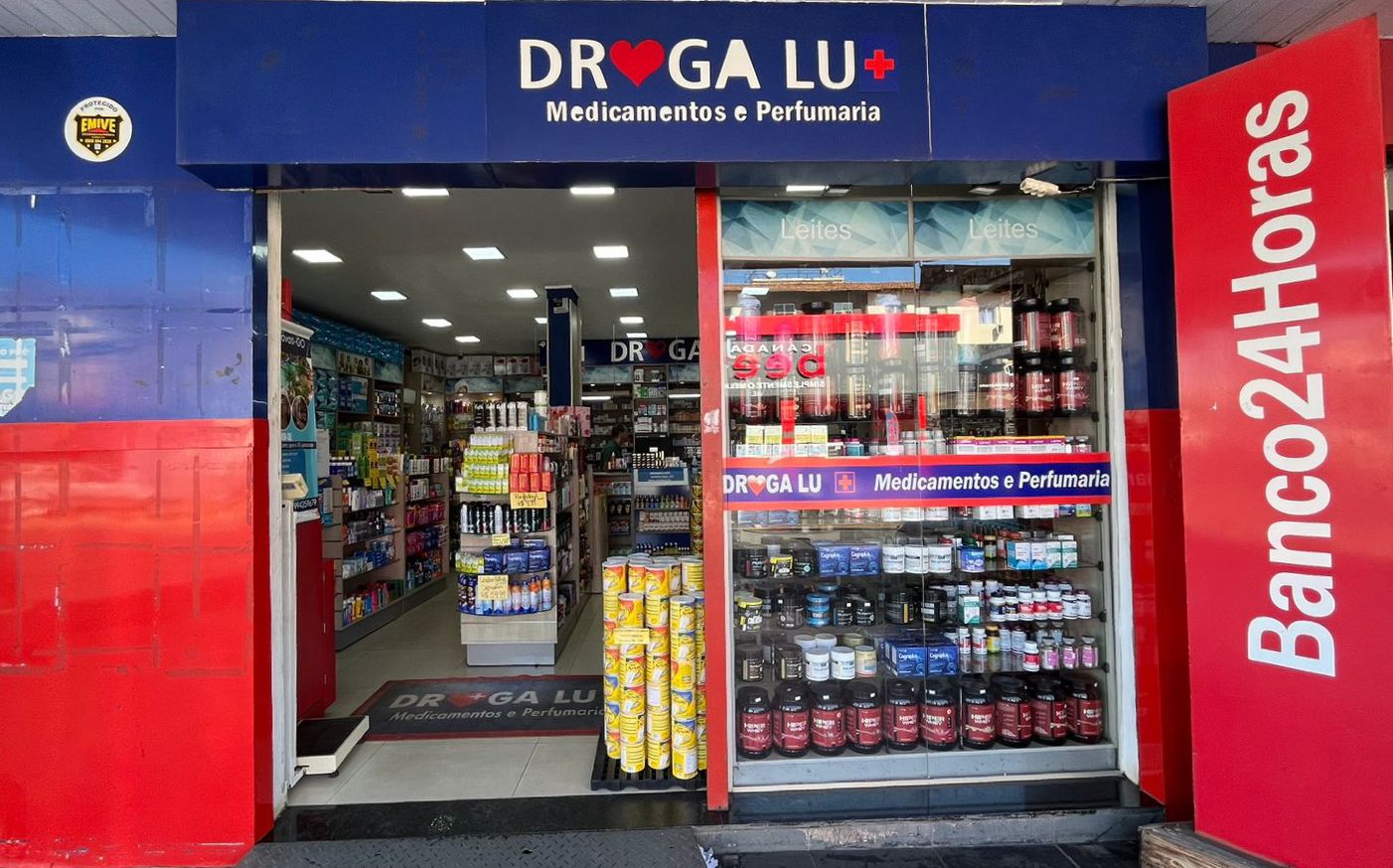 Farmacêutica atendendo cliente com atenção e cuidado